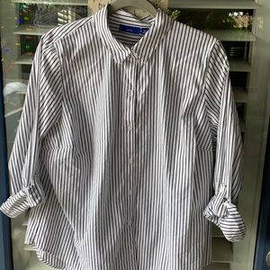 Apt9 women’s striped long sleeves collared shirt. Buttons down front.